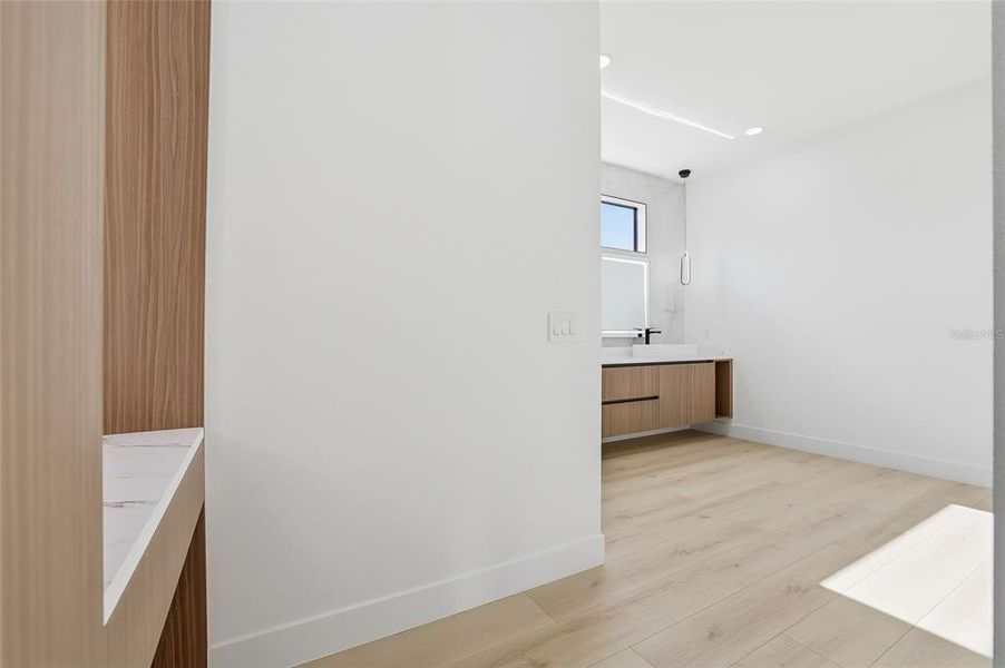 Spacious, unfurnished interior of a new home in , Tampa (Image 71).