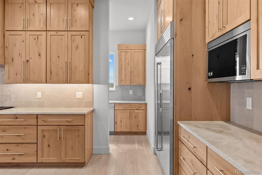 When the party’s on, the back kitchen provides extra prep space and a walk-in pantry to keep the main stage spotless.