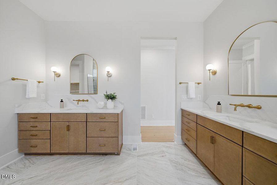 Dual Sink in Owners Bath