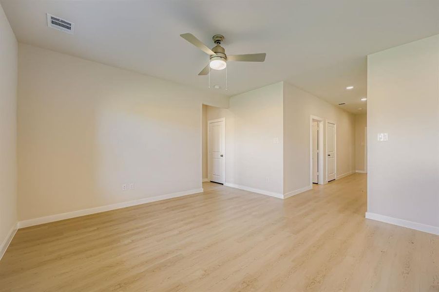 Spacious, unfurnished interior of a new home in MiraVerde, Crowley (Image 8).