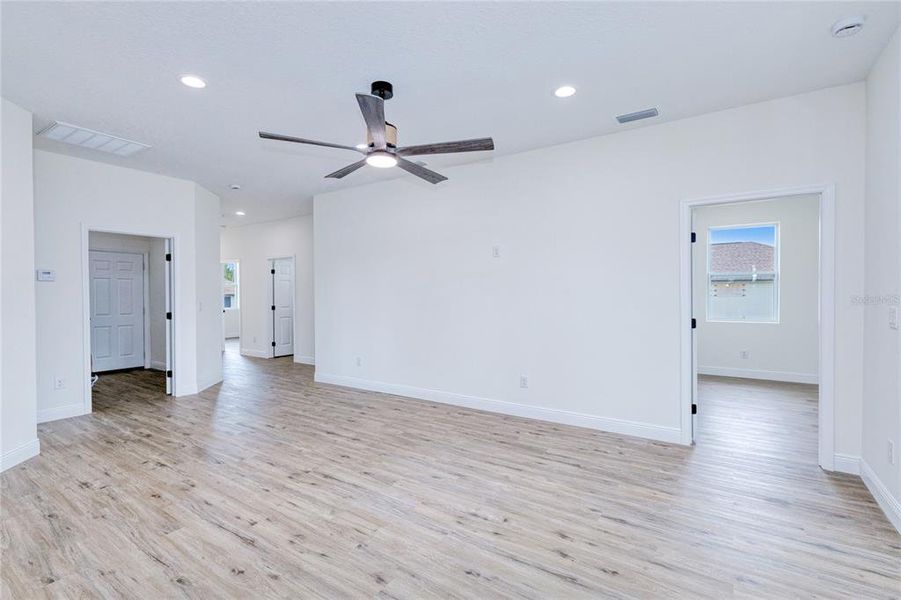 Spacious, unfurnished interior of a new home in , Port Charlotte (Image 18).