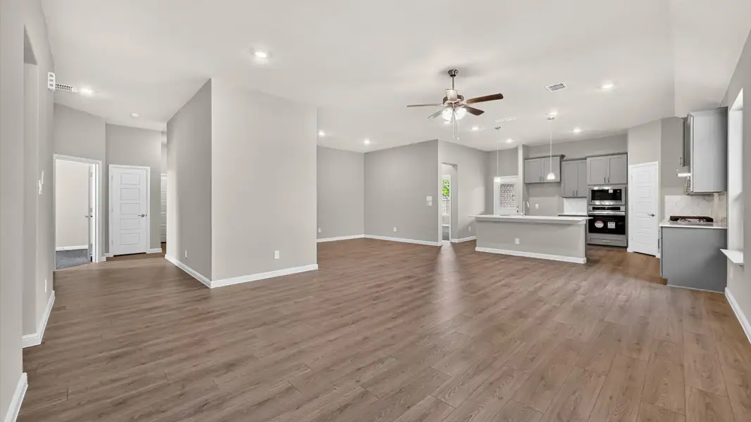 Spacious, unfurnished interior of a new home in Lakeview Pointe, Grand Prairie (Image 15).