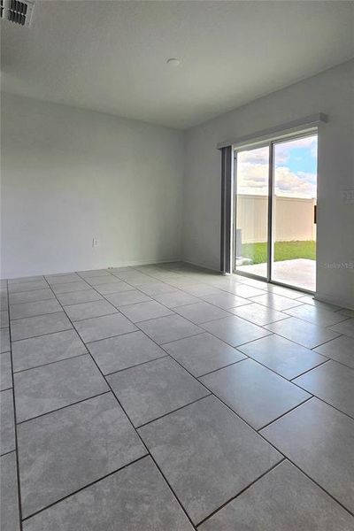 Spacious, unfurnished interior of a new home in Peace Creek Reserve, Winter Haven (Image 5).