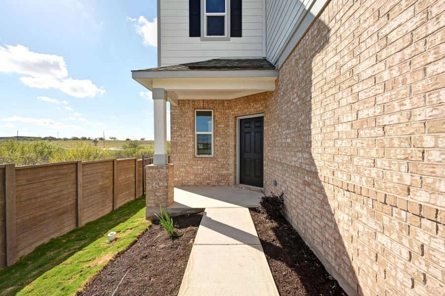 Exterior details and patio area of a home in Stoney Chase, Del Valle (Image 3).