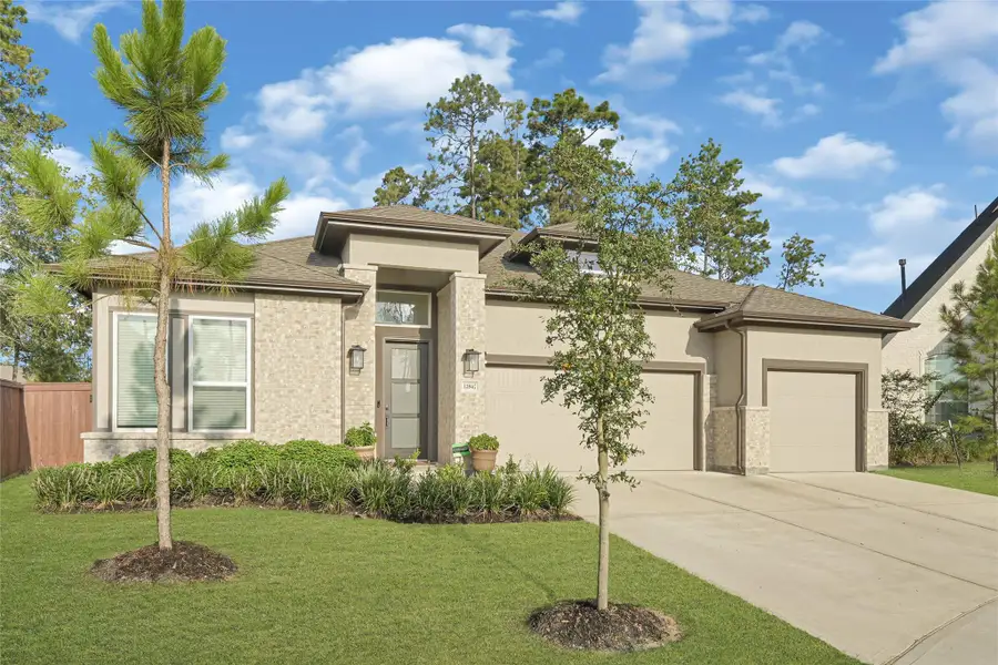 Front exterior of a new home in Evergreen 40s, Conroe, TX, highlighting curb appeal (Image 2). Front exterior of a new home in Evergreen 40s, Conroe, TX, highlighting curb appeal (Image 2).