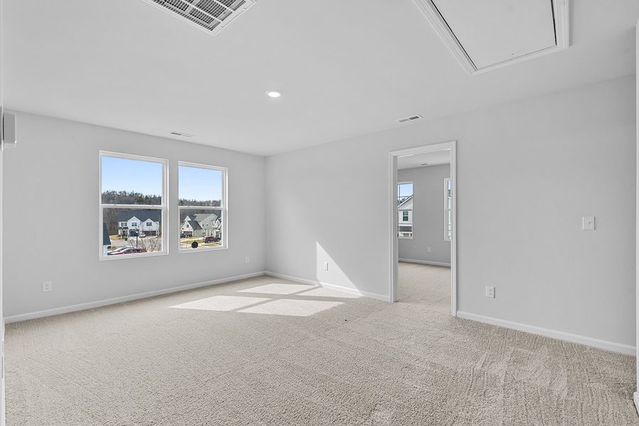 Spacious, unfurnished interior of a new home in Hanes Lake, Winston-Salem (Image 27).