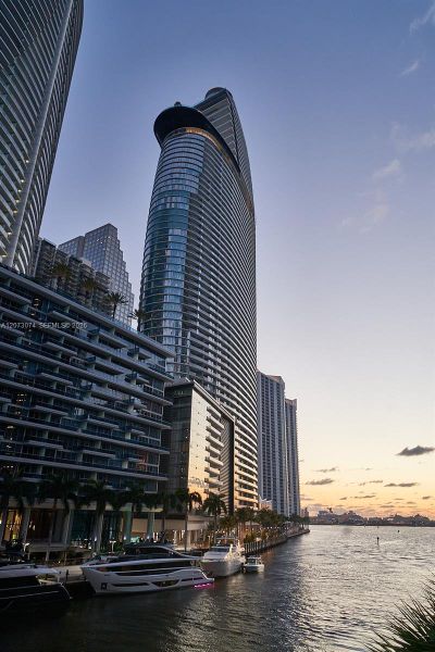 Condo located in Miami, FL showcasing its design and architecture (Image 6).