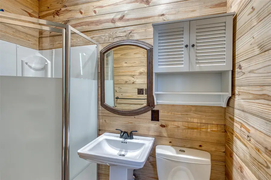 Full Bathroom in guest quarters Full Bathroom in guest quarters