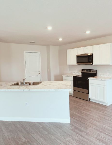 Representative furnished interior of a home built from the Sequoia by National HomeCorp in Forest Ridge, Edgefield (Image 9).
