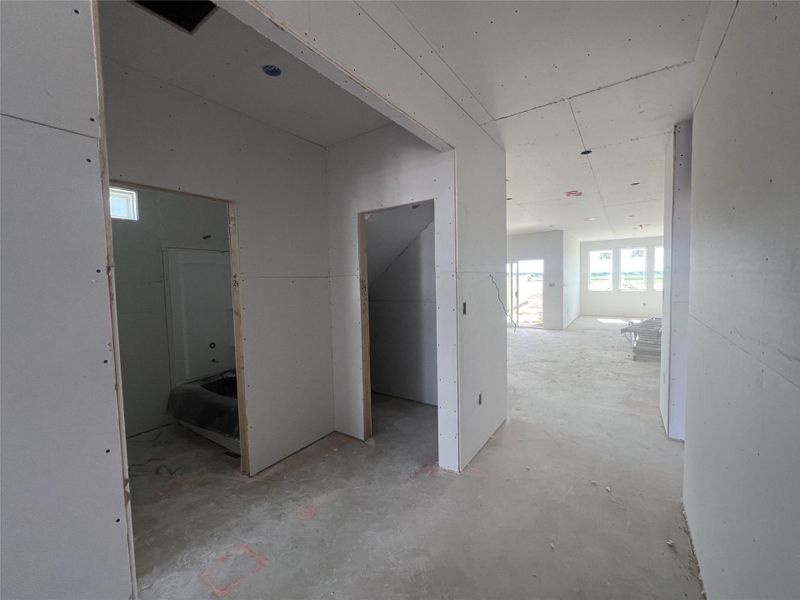 Spacious, unfurnished interior of a new home in Rolling Glen, Hutto (Image 19).