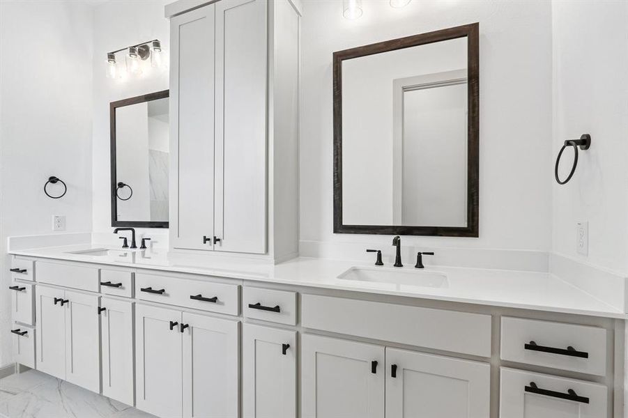 This peaceful and relaxing owner's bath offers ample room for two! This peaceful and relaxing owner's bath offers ample room for two!