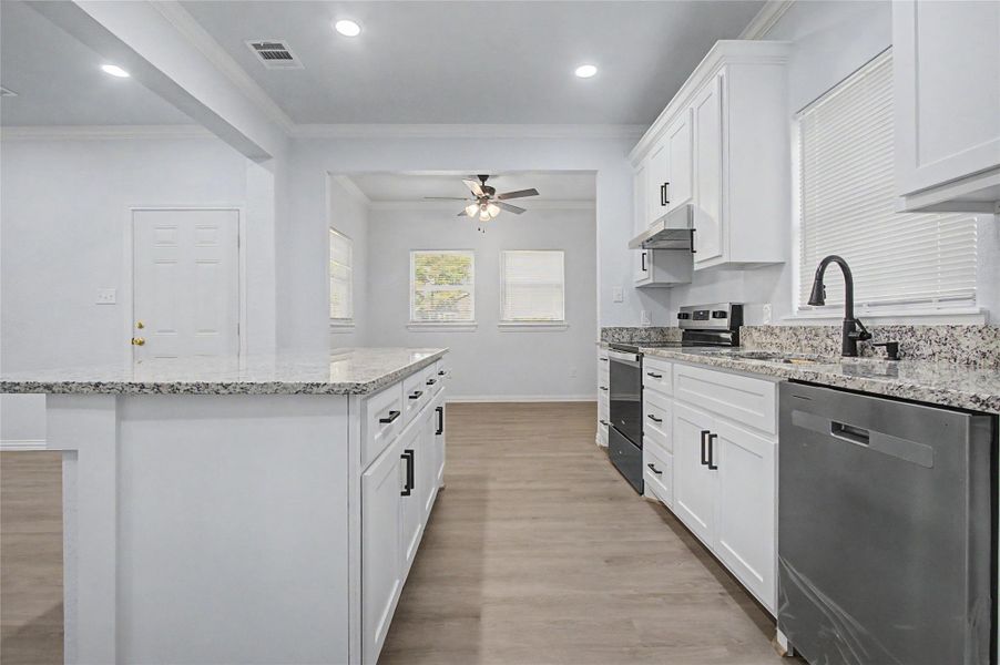 Furnished interior view inside a new home in , Navasota (Image 11).