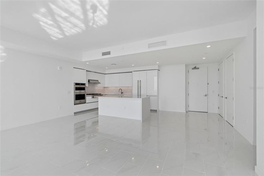 Spacious, unfurnished interior of a new home in , St. Petersburg (Image 27).