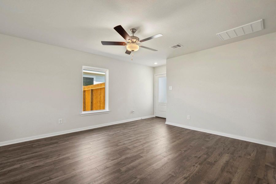Spacious, unfurnished interior of a new home in Pinewood Trails, Cleveland (Image 16).