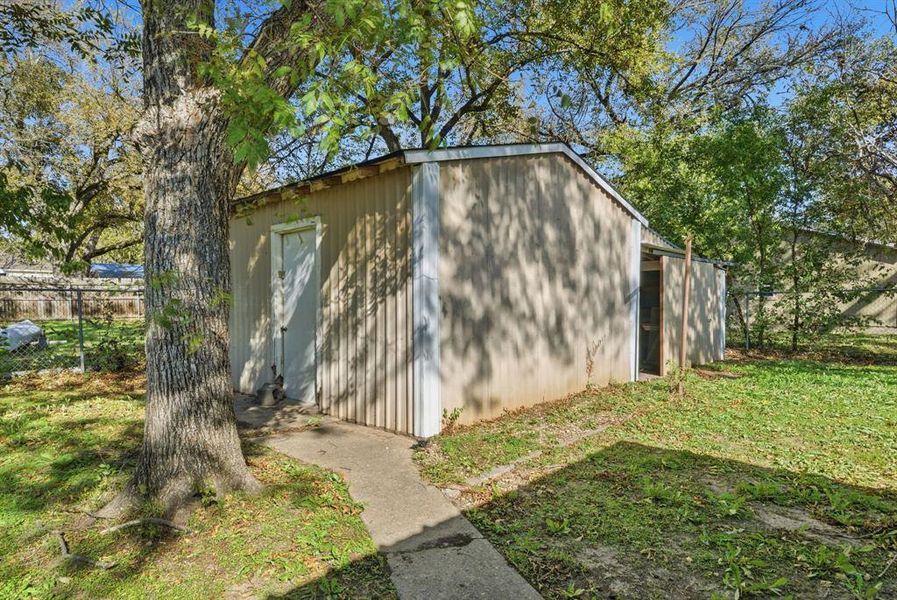Exterior details and patio area of a home in , Weatherford (Image 17).
