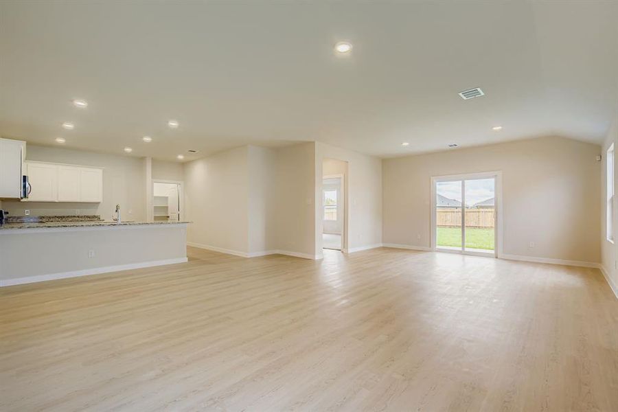 Spacious, unfurnished interior of a new home in Middlefield Village, Dallas (Image 12).