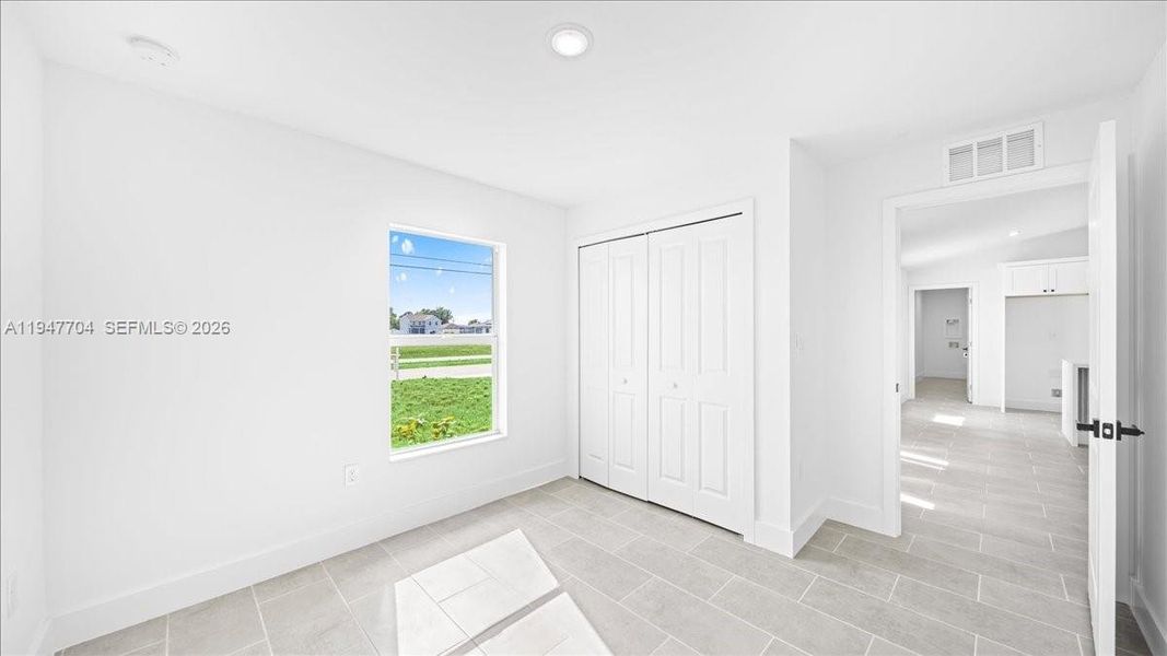 Spacious, unfurnished interior of a new home in , Cape Coral (Image 13).