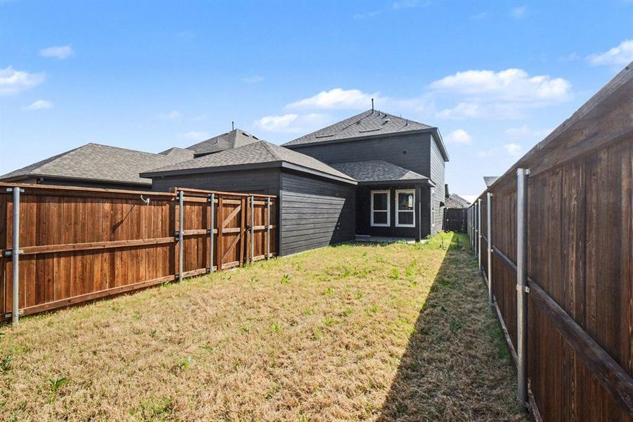 Exterior details and patio area of a home in , Royse City (Image 3).
