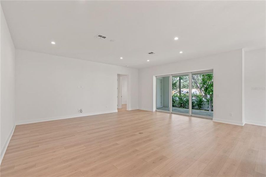 Spacious, unfurnished interior of a new home in , Tampa (Image 48).