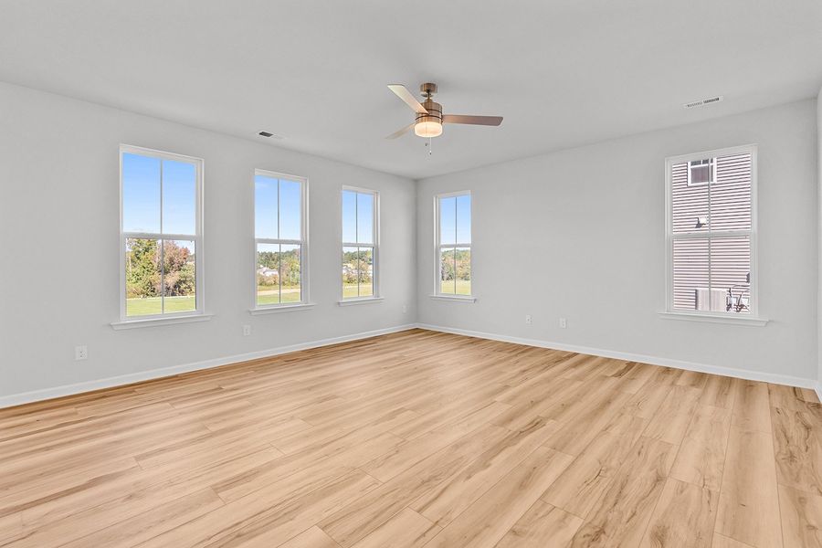 Spacious, unfurnished interior of a new home in Fieldstone, Lexington (Image 15).