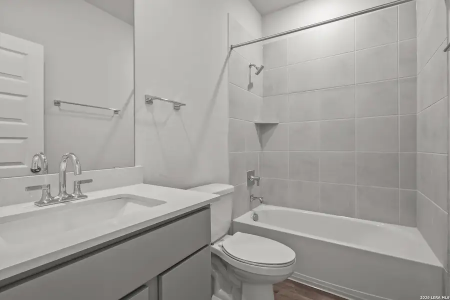 Furnished interior view inside a new home in Hiddenbrooke, Seguin (Image 9).