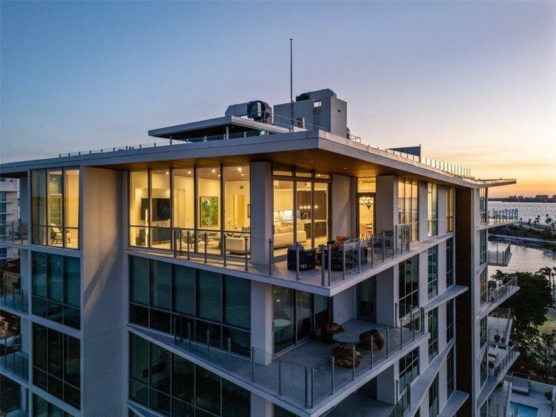 Condo located in Sarasota, FL showcasing its design and architecture (Image 35).