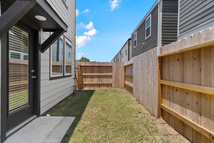 Exterior details and patio area of a home in Highland Court, Houston (Image 3).