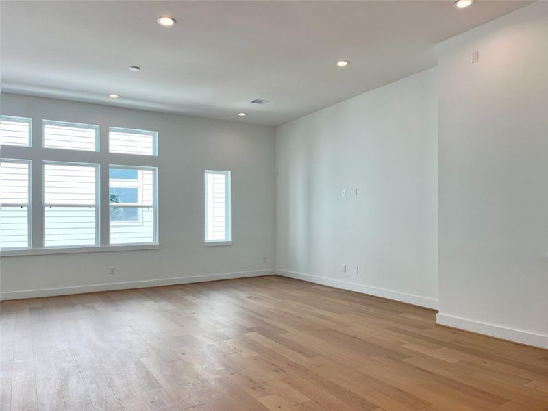 Spacious, unfurnished interior of a new home in Eastwood Estates, Houston (Image 9).