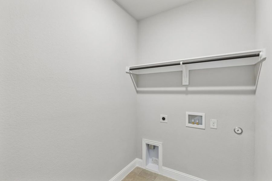 Spacious, unfurnished interior of a new home in Las Lomas, Forney (Image 17).