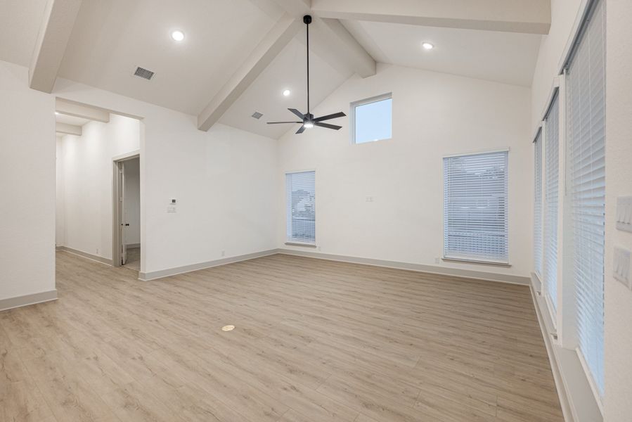 Spacious, unfurnished interior of a new home in Mesa Western, Cibolo (Image 24).