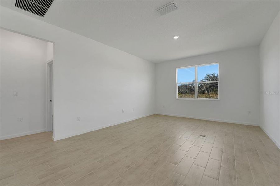 Spacious, unfurnished interior of a new home in Willowbrook North, Winter Haven (Image 21).