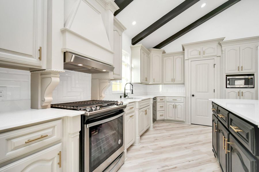 Furnished interior view inside a new home in , Rosharon (Image 8).