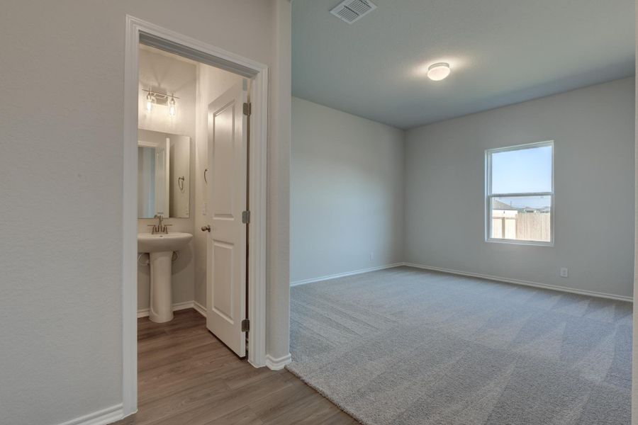Representative unfurnished interior of a home built from the Alexis by Ashton Woods in Hennersby Hollow, San Antonio (Image 8).