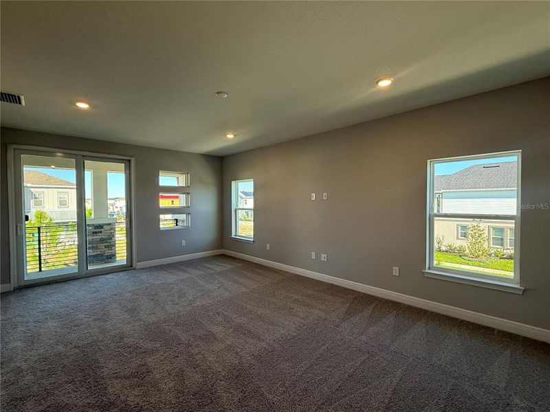 Spacious, unfurnished interior of a new home in Laureate Park, Orlando (Image 27).