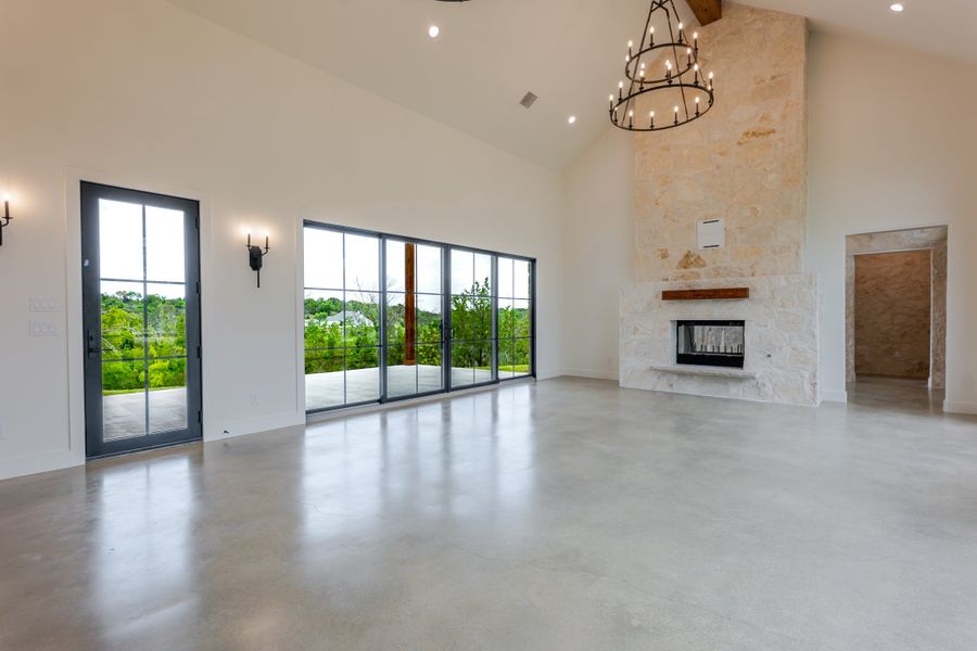 Spacious, unfurnished interior of a new home in Eagles Bluff, Weatherford (Image 24).