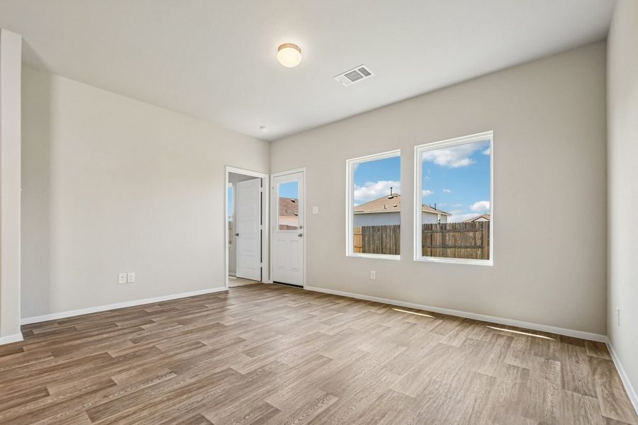 Spacious, unfurnished interior of a new home in Hymeadow, San Marcos (Image 14).
