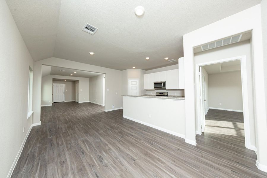 Spacious, unfurnished interior of a new home in Cliffstone Hills, Conroe (Image 15).