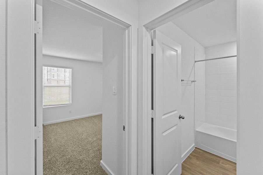 Spacious, unfurnished interior of a new home in Sonoma Oaks, Fredericksburg (Image 20).