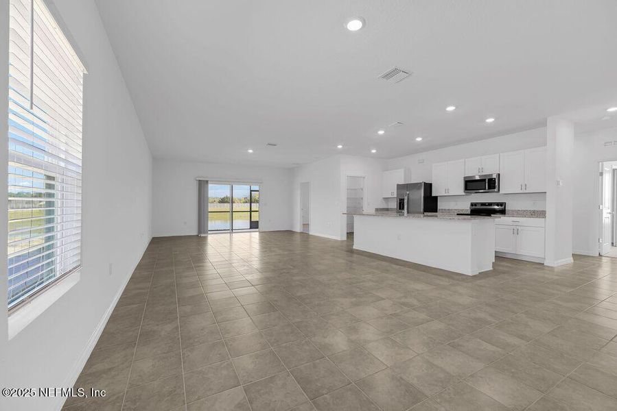 Spacious, unfurnished interior of a new home in Coopers Meadow, Jacksonville (Image 19).