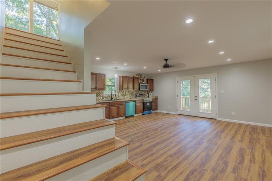 Spacious, unfurnished interior of a new home in , Menlo (Image 30).