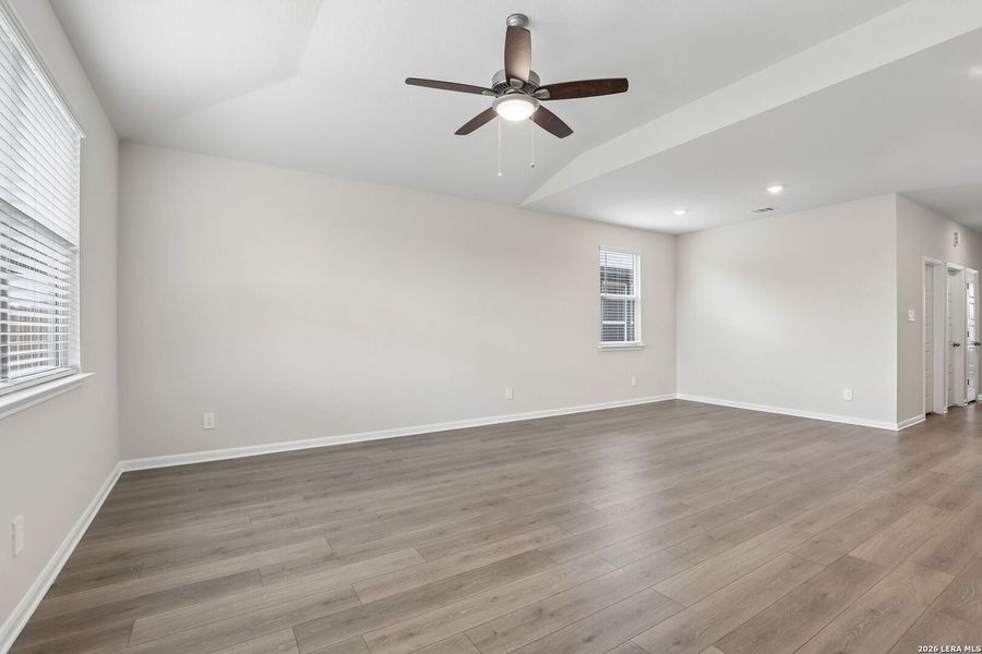 Spacious, unfurnished interior of a new home in Thomas Pond, San Antonio (Image 21).