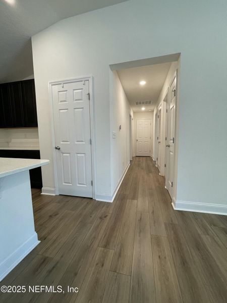 Spacious, unfurnished interior of a new home in Pinewood Place, Middleburg (Image 15).