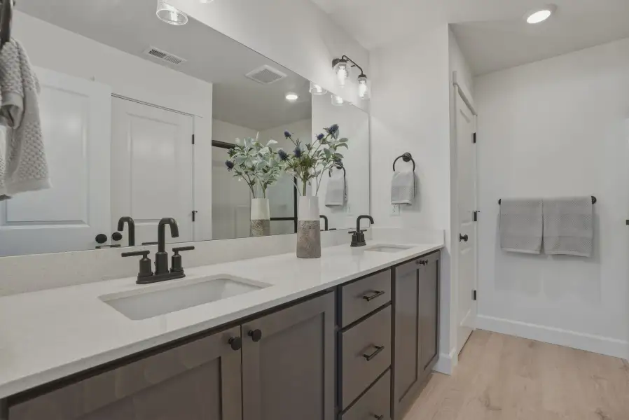Furnished interior view inside a new home in McClannahan Summit, Umatilla (Image 6).