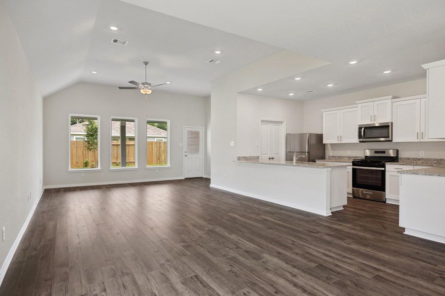 Spacious, unfurnished interior of a new home in Trails at Cochran Ranch, Waller (Image 4).