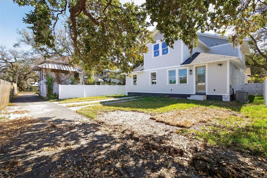 Exterior details and patio area of a home in , Tampa (Image 3).