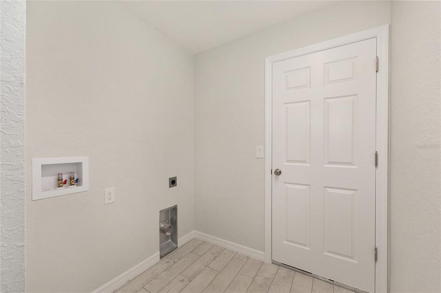 Spacious, unfurnished interior of a new home in , Ocala (Image 35).