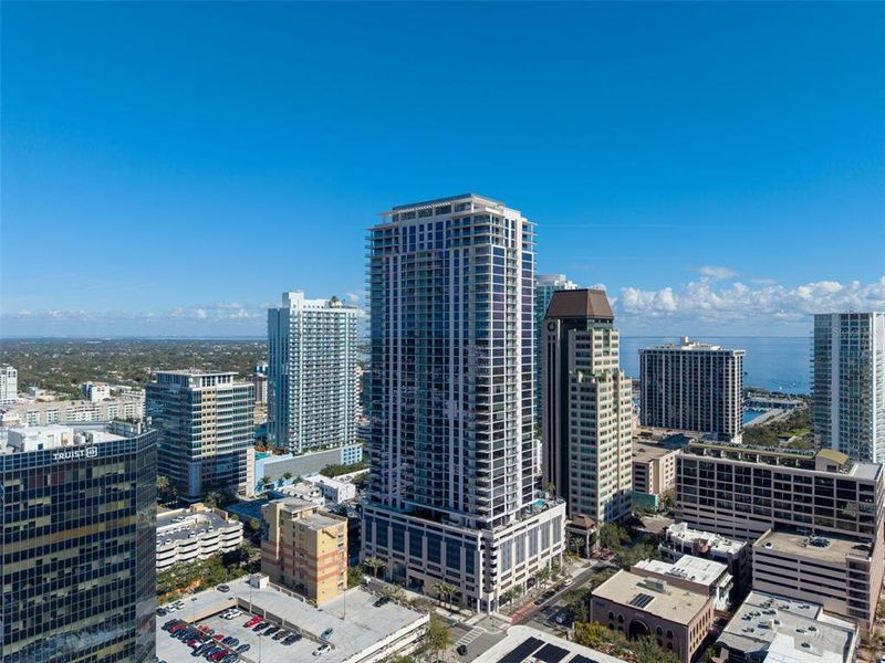 Condo located in St. Petersburg, FL showcasing its design and architecture (Image 33).