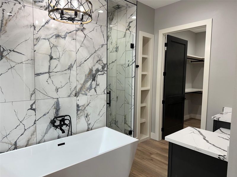 Soaking tub, vanity and walkin closet