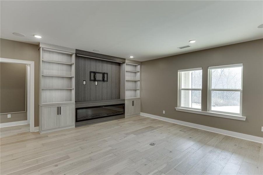 Spacious, unfurnished interior of a new home in The Retreat at Sterling on the Lake 48', Flowery Branch (Image 43).