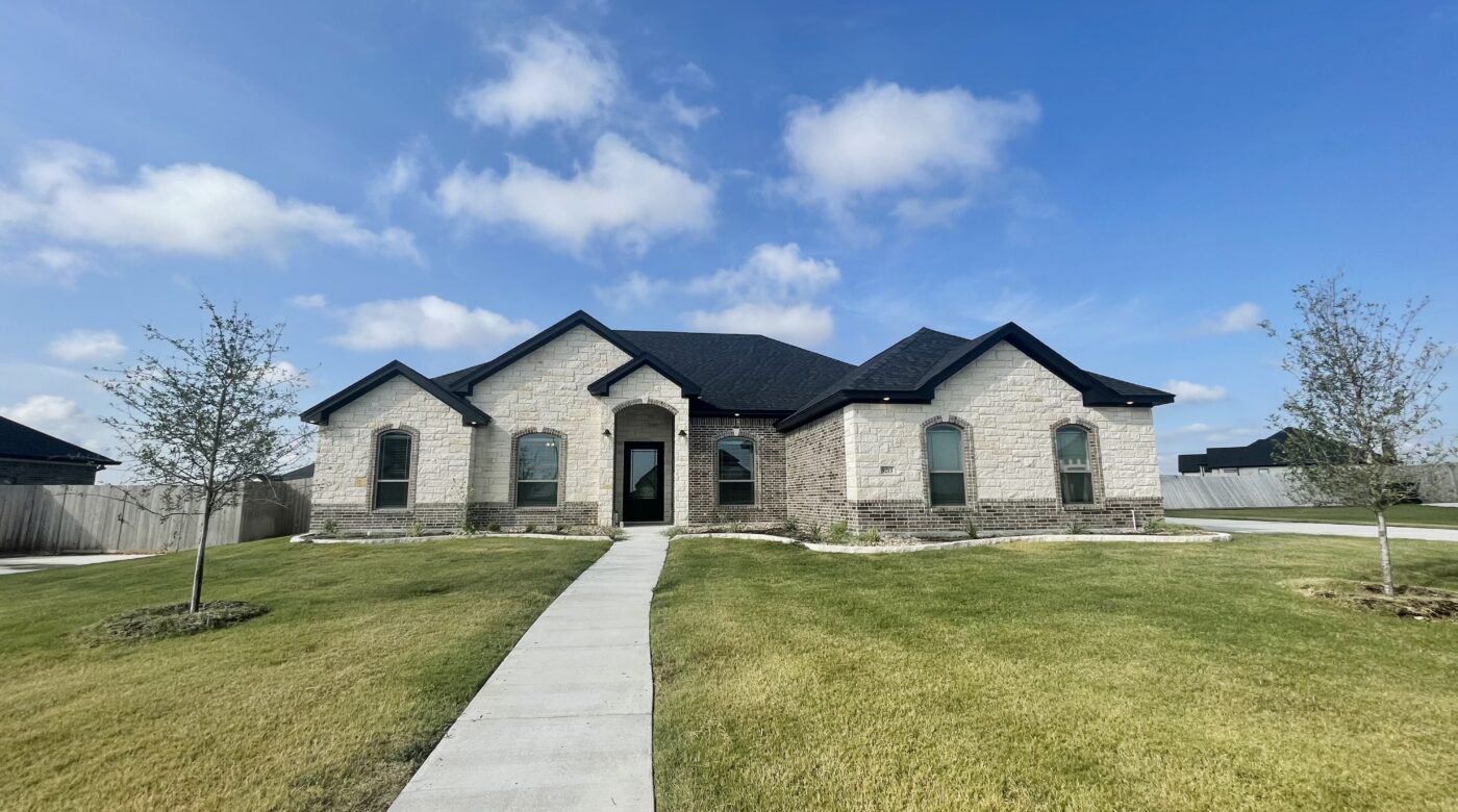 Representative exterior photo of a completed home built from the Nixon Side Entry Garage by Carothers Executive Homes in Eagle Heights, Salado, TX (Image 1).